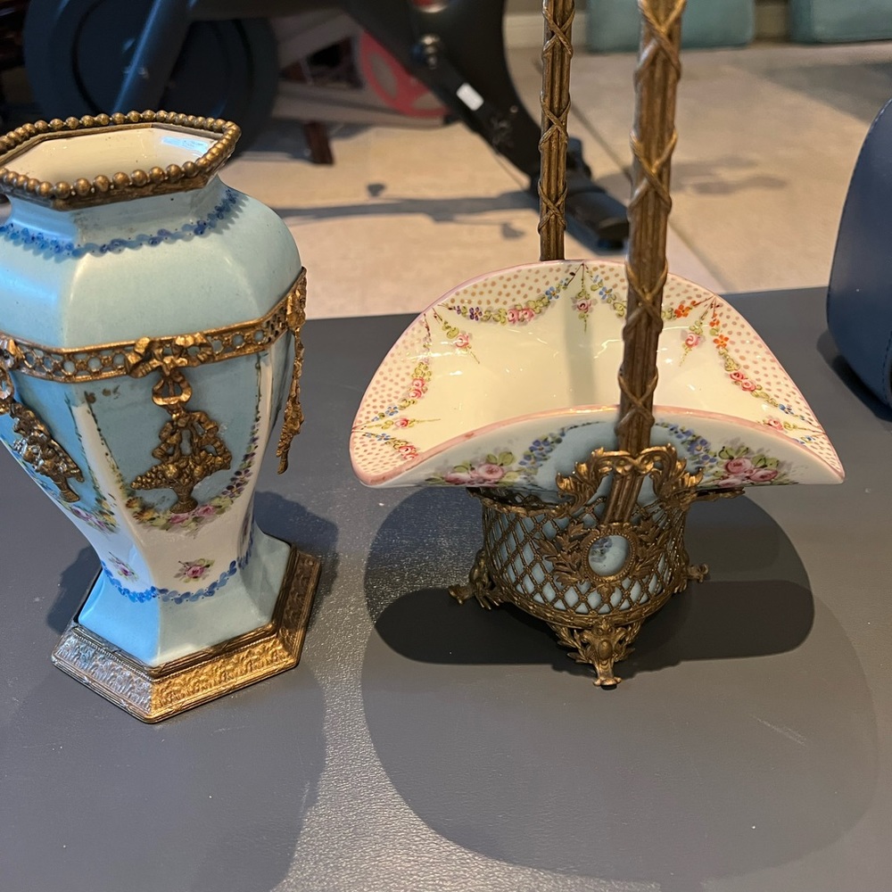 2 antique vases